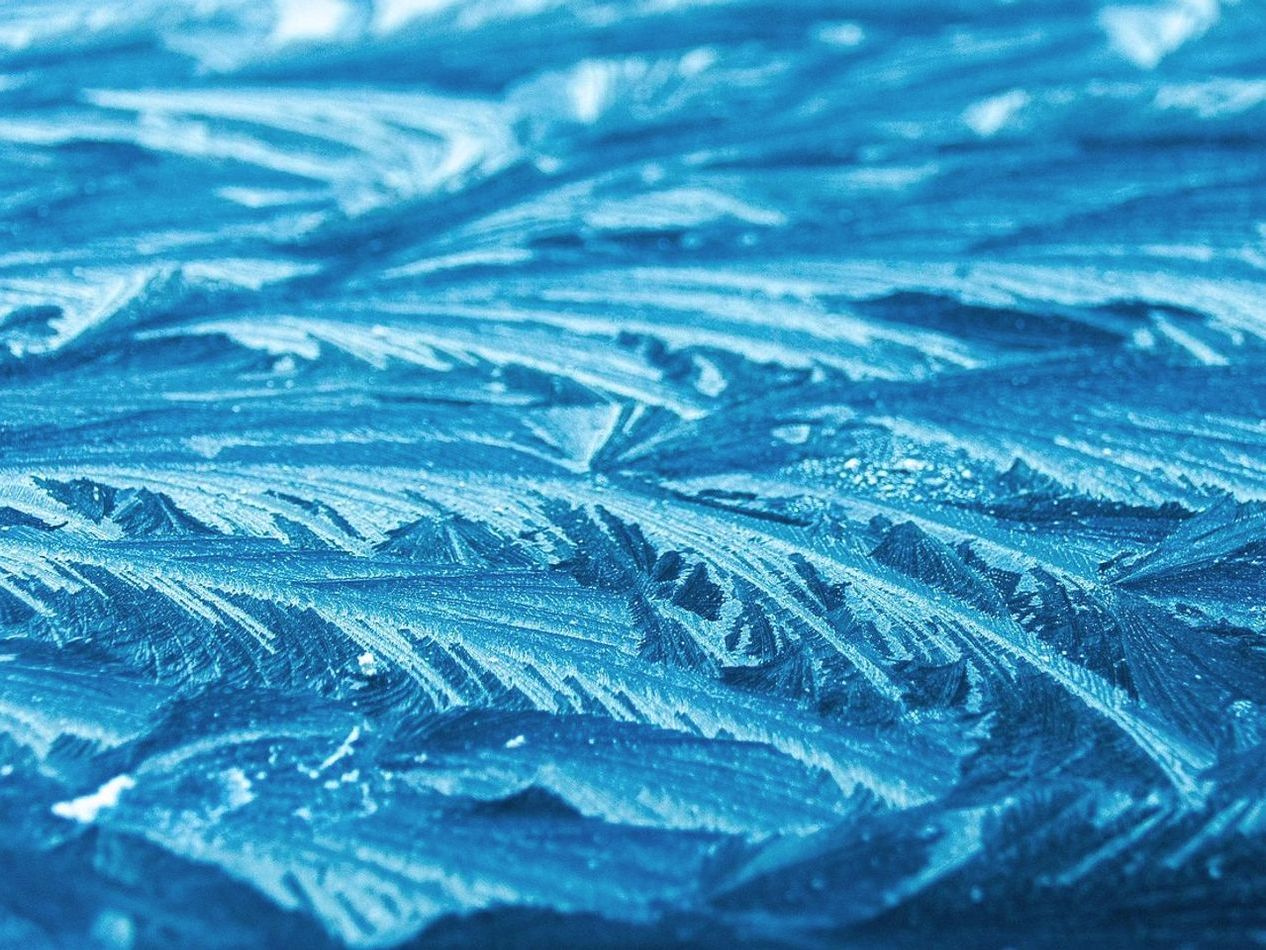 Paisagem aberta de neve com picos ao fundo